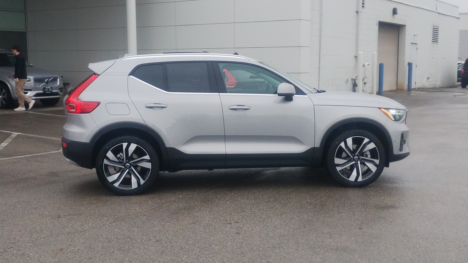 2025 Volvo XC40 B5 Plus Bright Theme 2