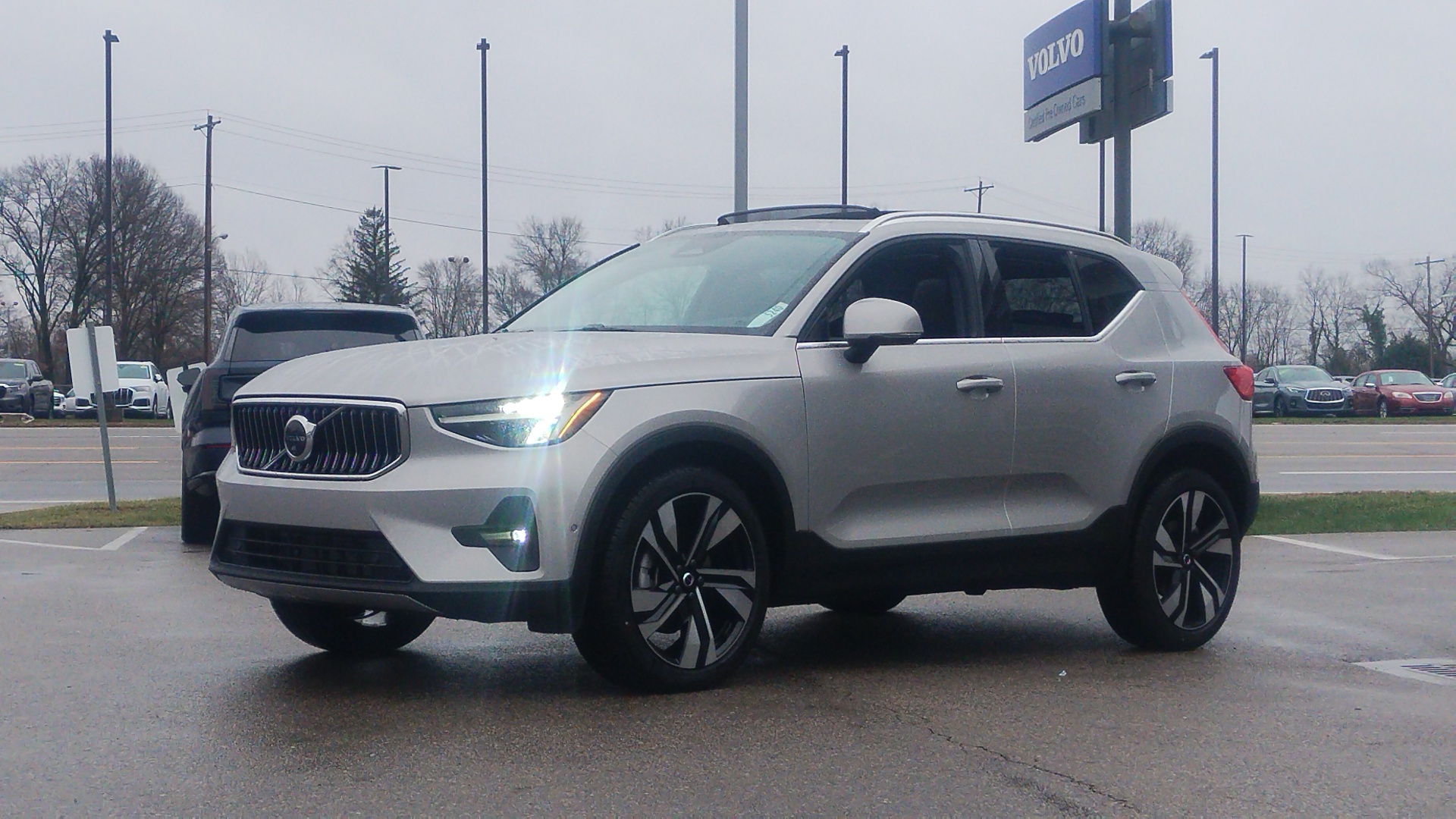 2025 Volvo XC40 B5 Plus Bright Theme 5