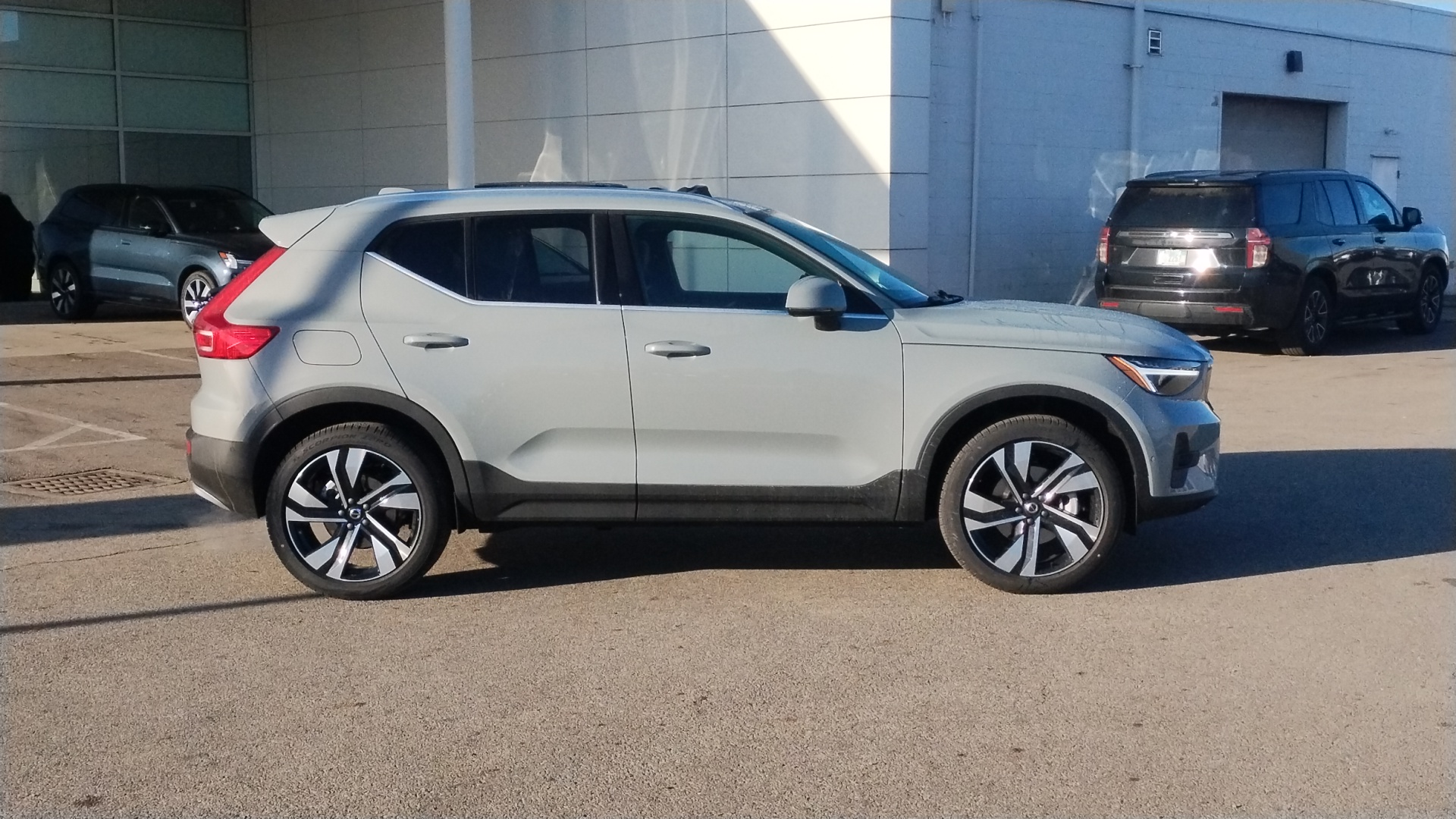 2025 Volvo XC40 B5 Plus Bright Theme 2