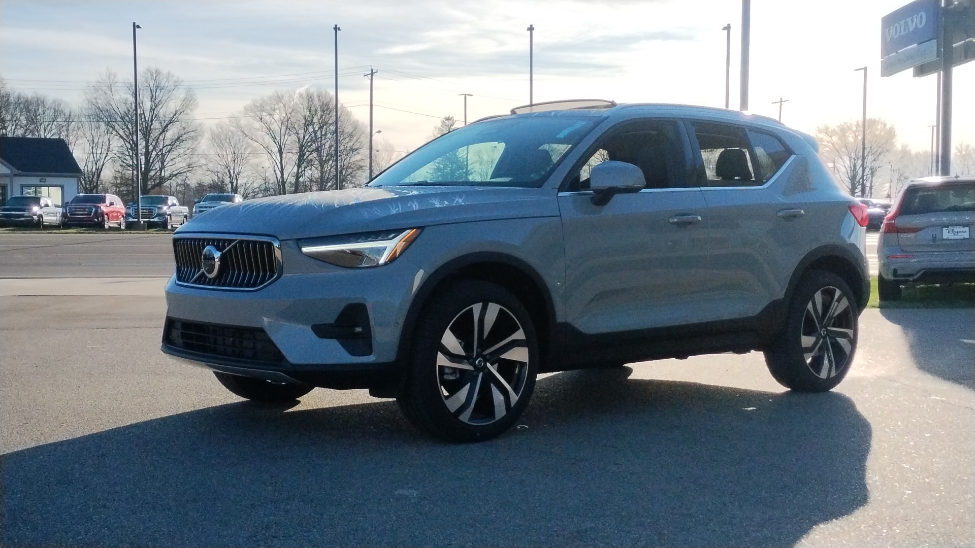 2025 Volvo XC40 B5 Plus Bright Theme 5