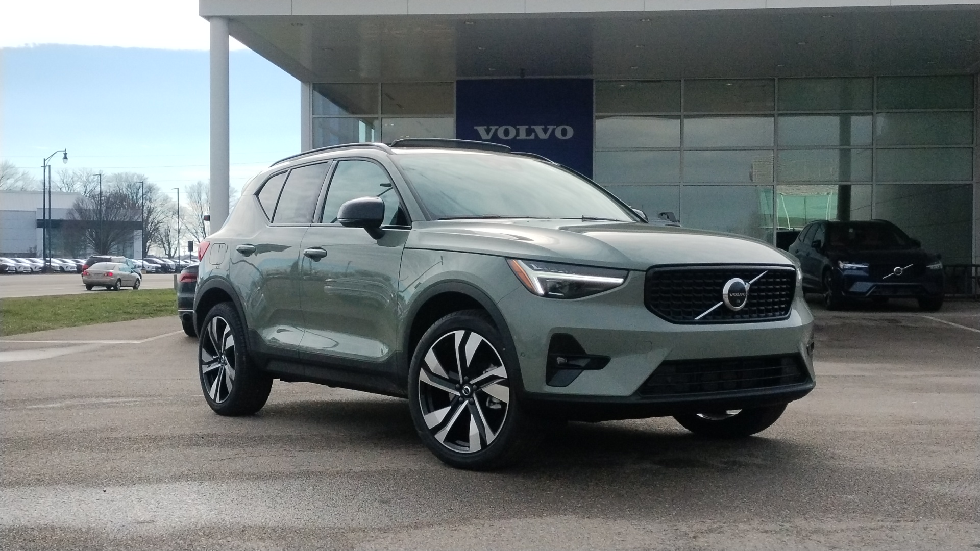 2025 Volvo XC40 B5 Plus Dark Theme 1