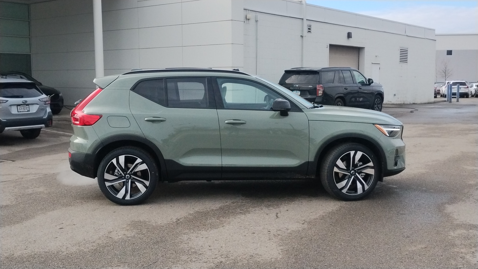 2025 Volvo XC40 B5 Plus Dark Theme 2