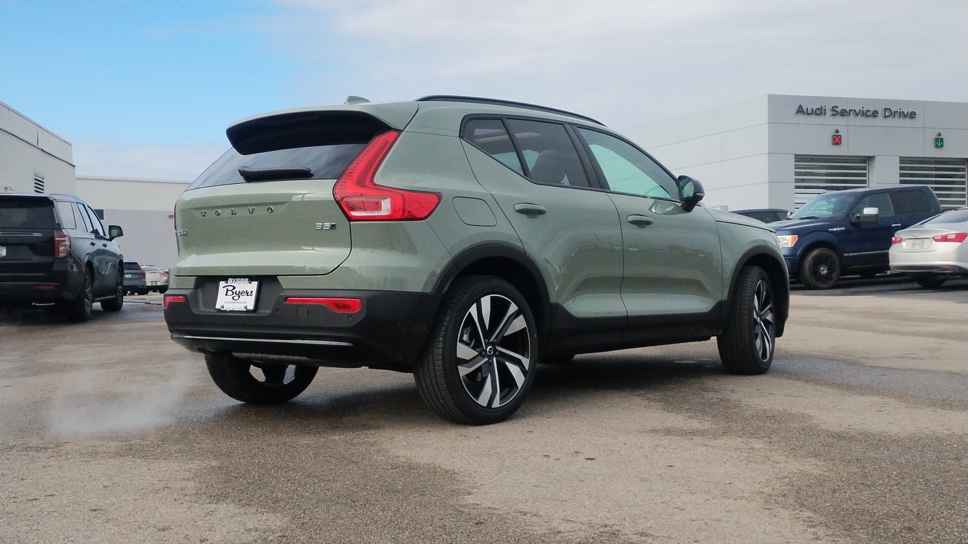 2025 Volvo XC40 B5 Plus Dark Theme 3