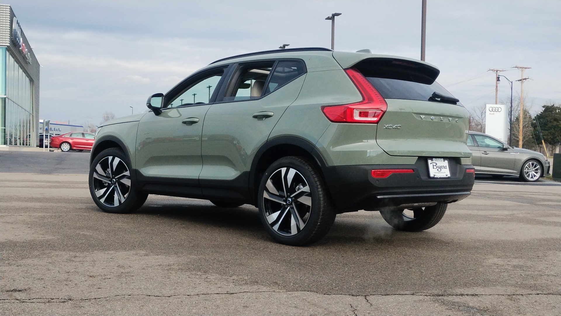 2025 Volvo XC40 B5 Plus Dark Theme 4