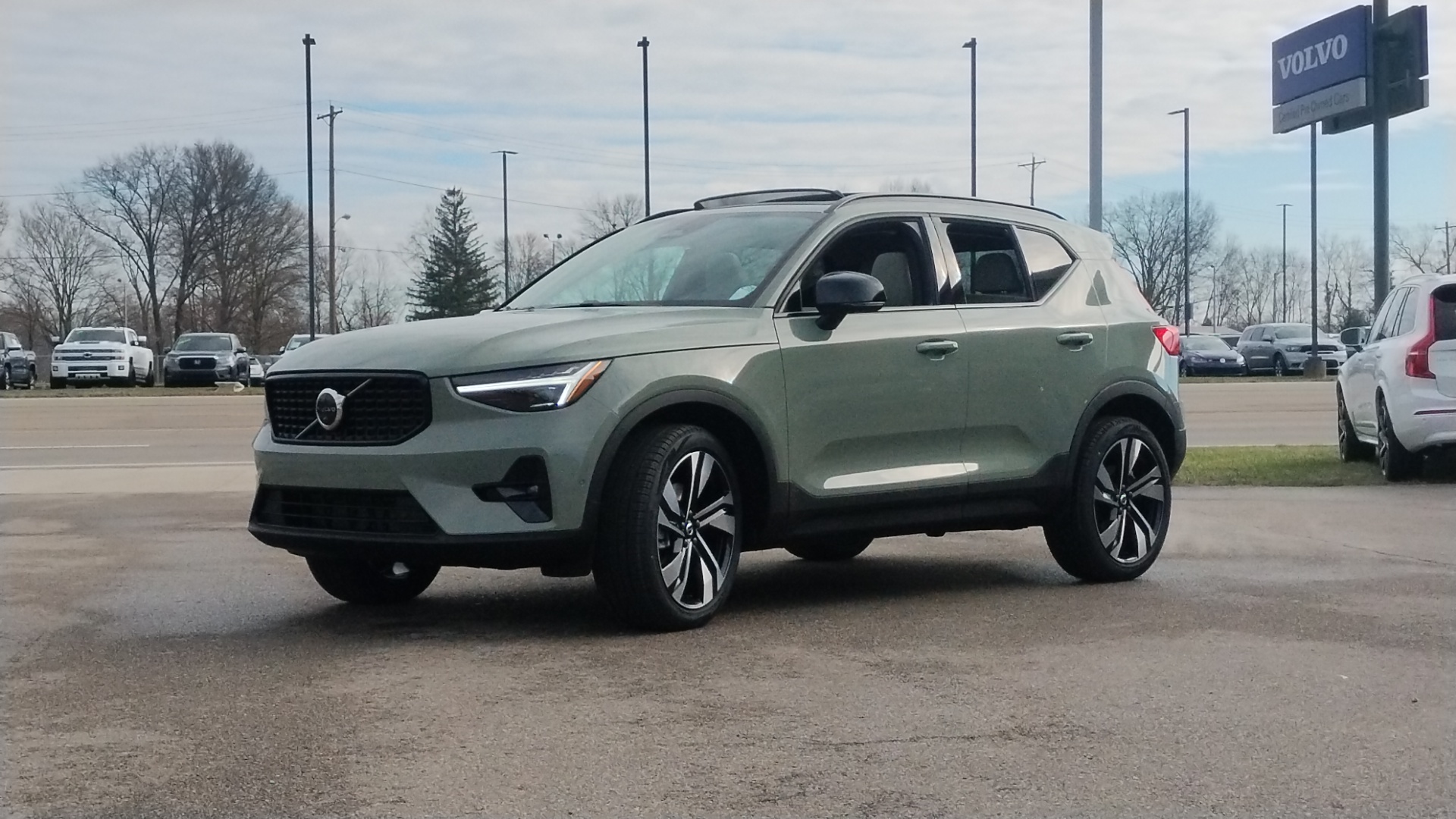 2025 Volvo XC40 B5 Plus Dark Theme 5