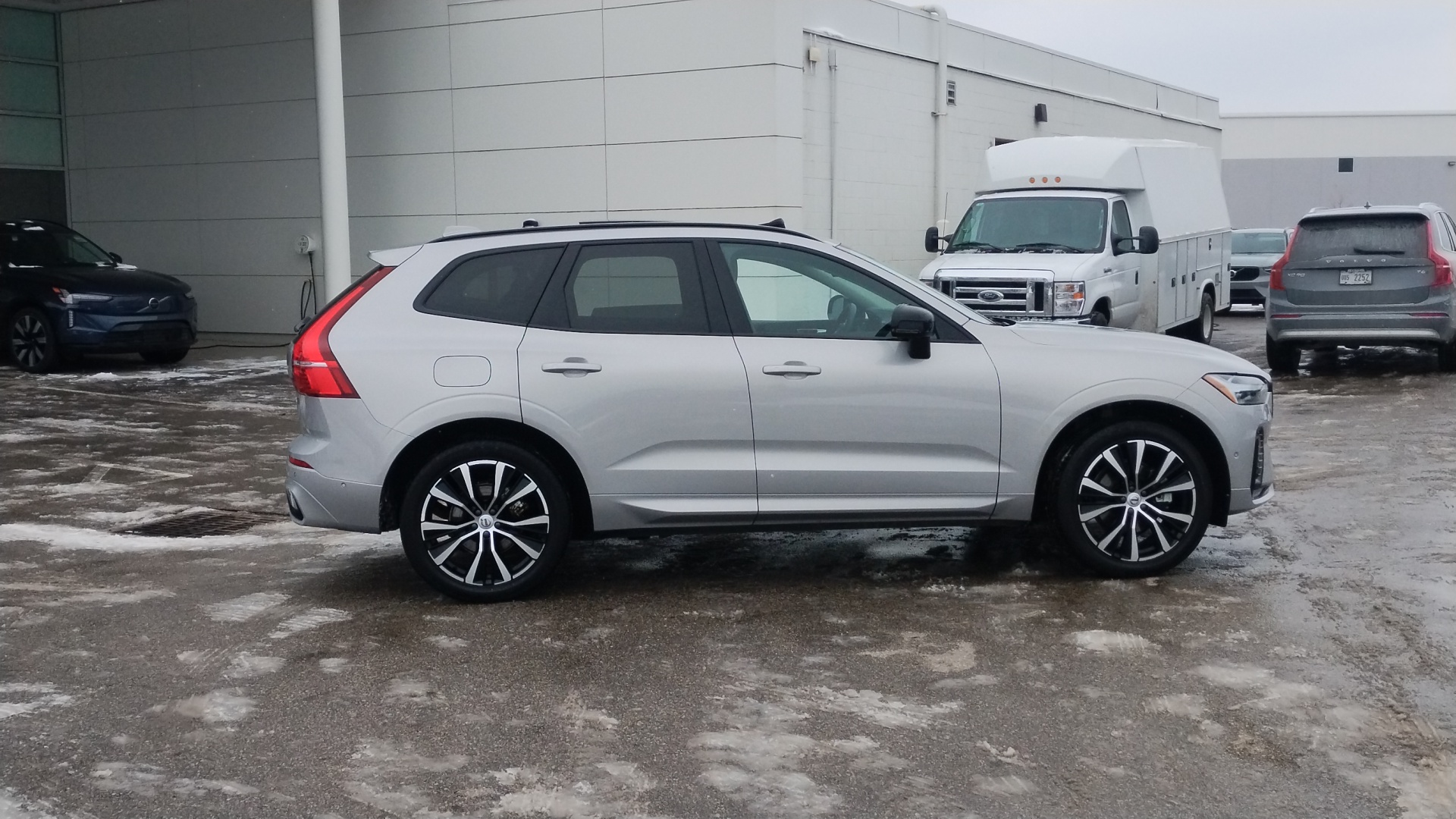 2023 Volvo XC60 B5 Plus Dark Theme 2