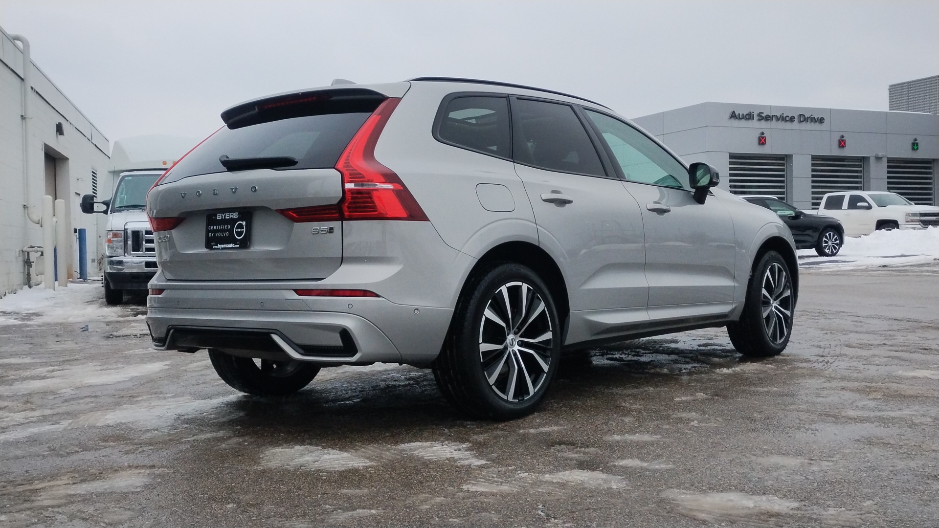 2023 Volvo XC60 B5 Plus Dark Theme 3