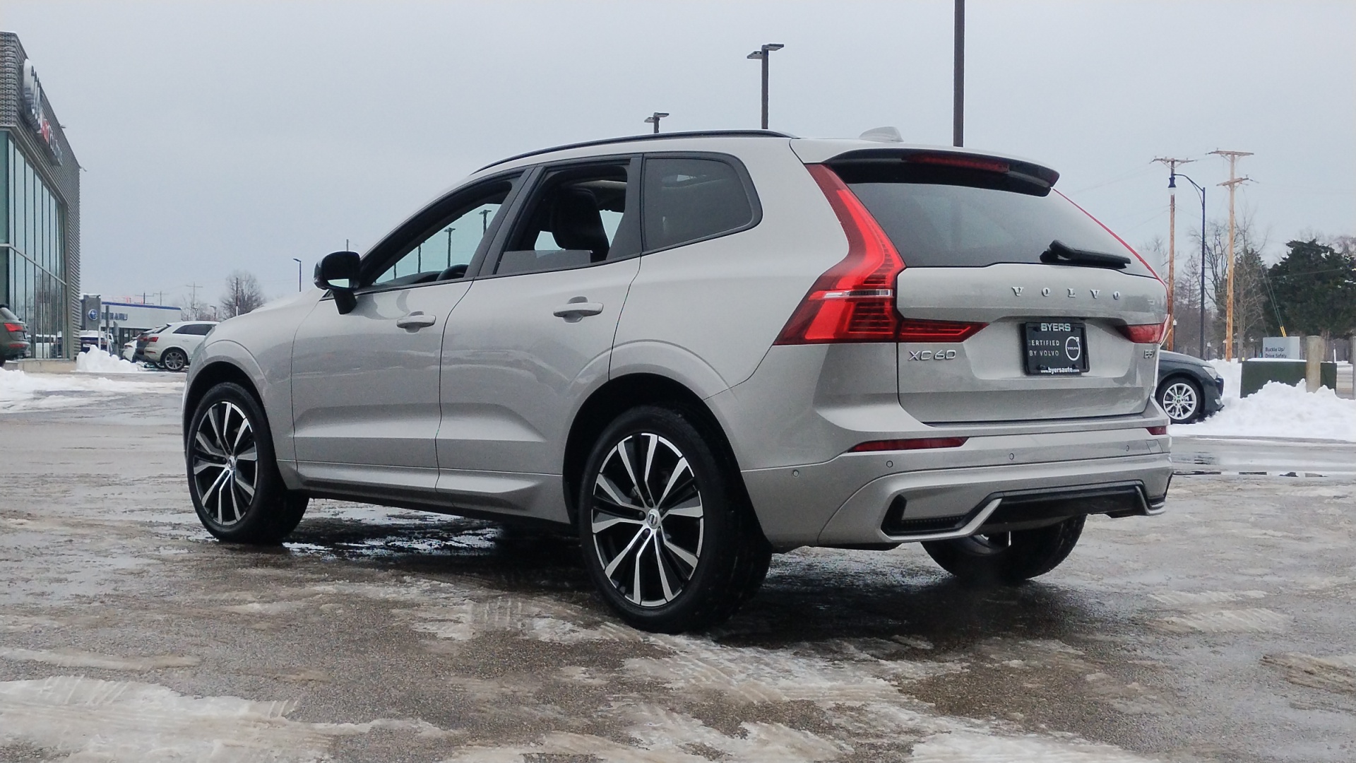 2023 Volvo XC60 B5 Plus Dark Theme 4