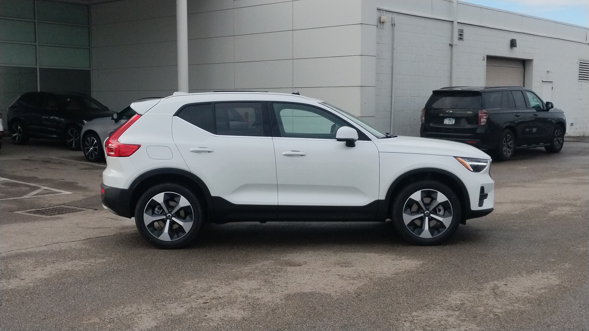 2025 Volvo XC40 B5 Core 2