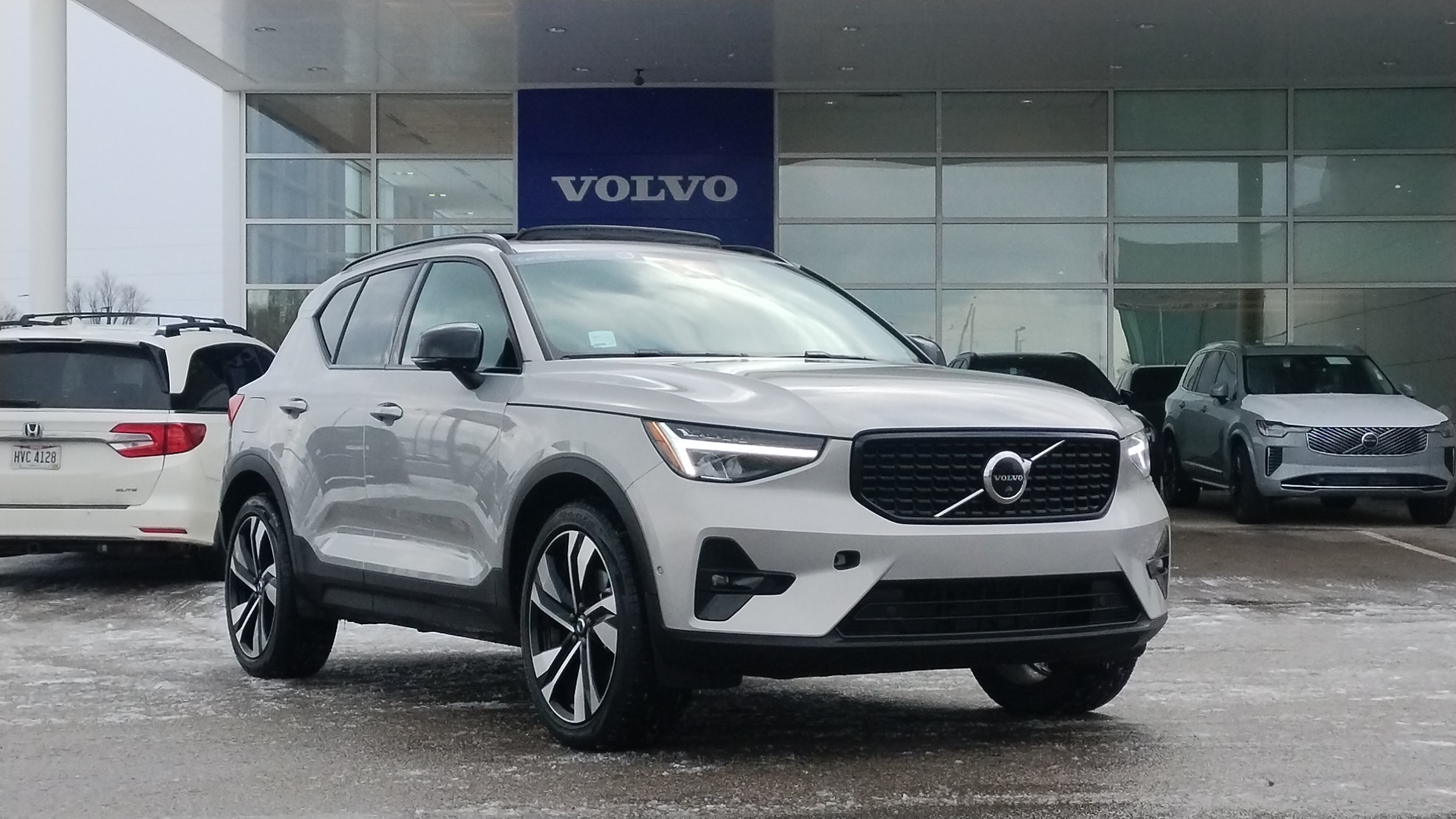 2023 Volvo XC40 B5 Plus Dark Theme 1