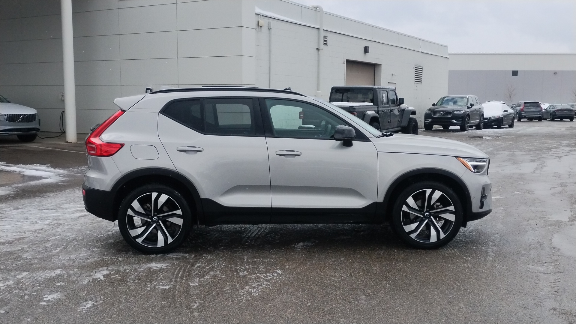 2023 Volvo XC40 B5 Plus Dark Theme 2