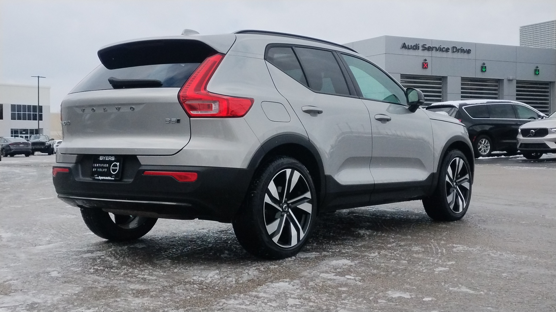 2023 Volvo XC40 B5 Plus Dark Theme 3