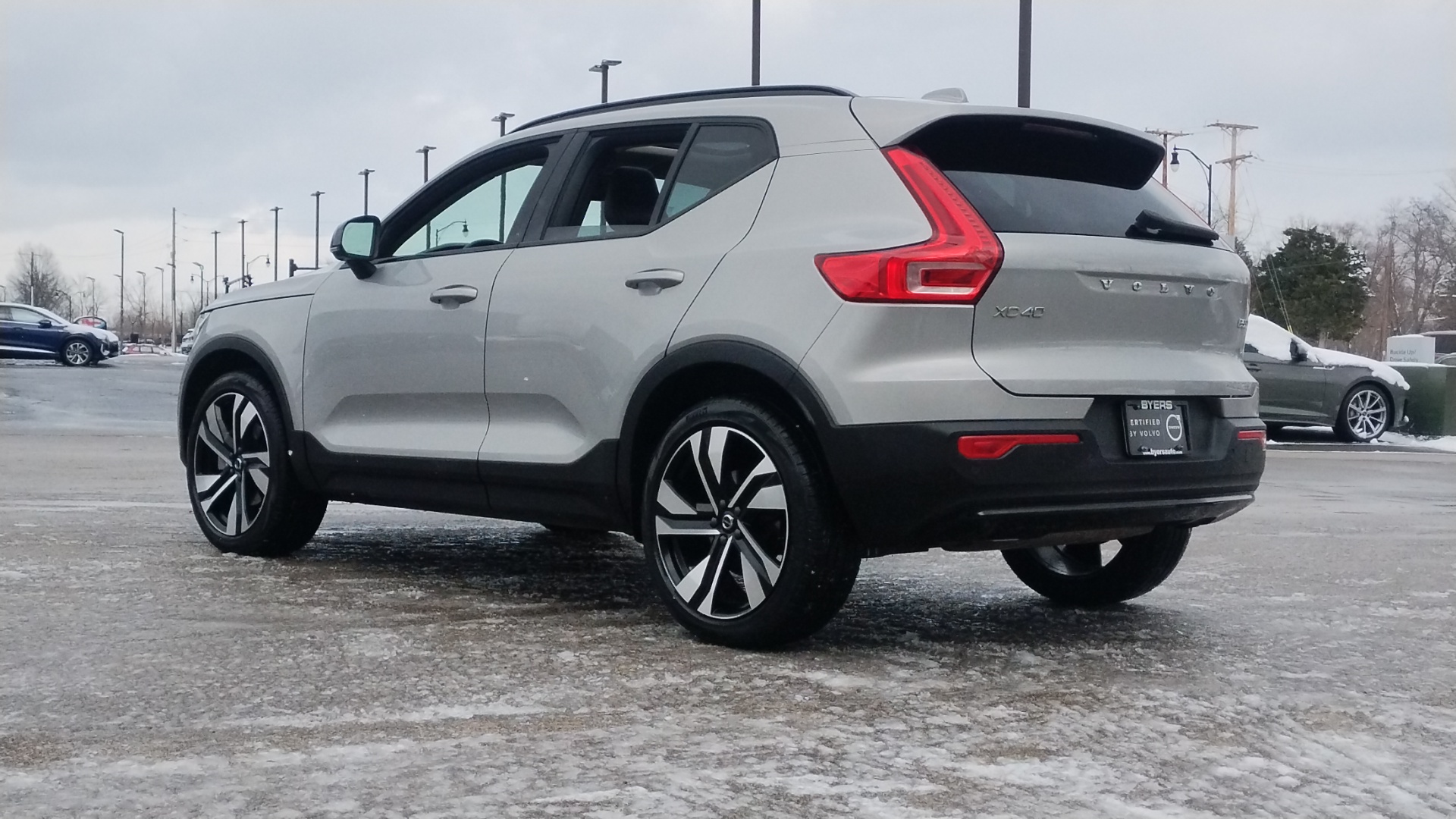 2023 Volvo XC40 B5 Plus Dark Theme 4