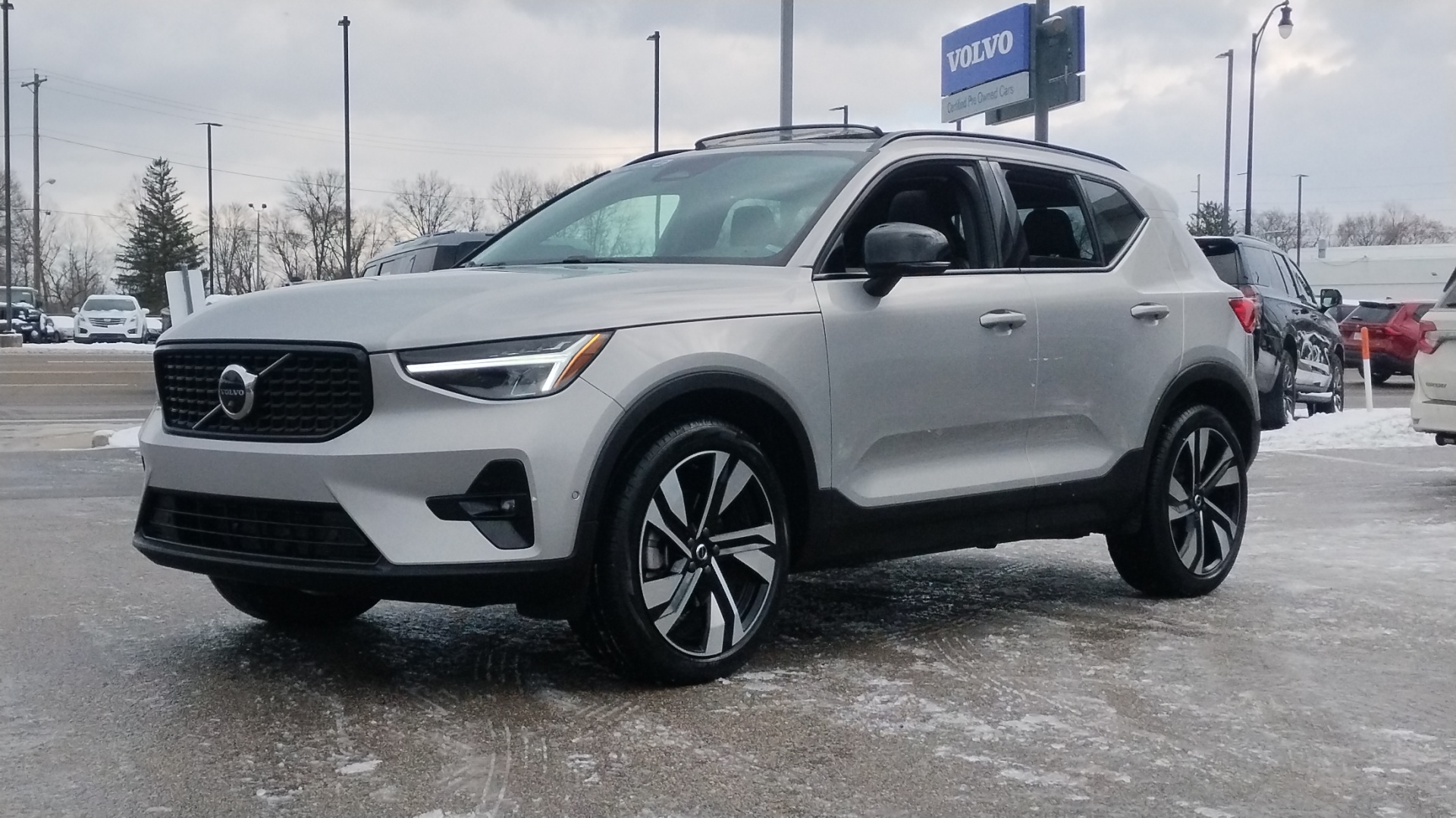 2023 Volvo XC40 B5 Plus Dark Theme 5