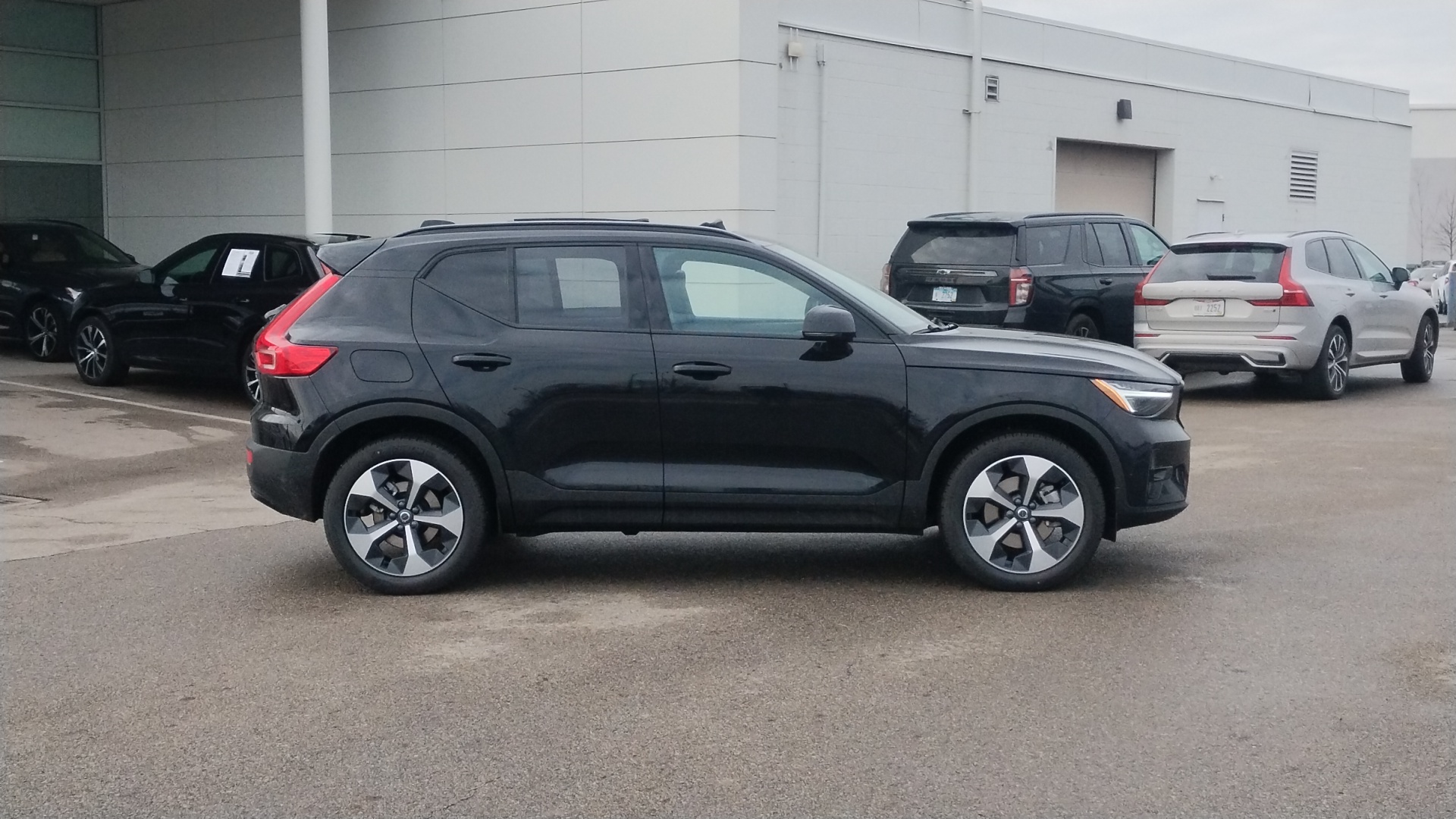 2025 Volvo XC40 B5 Plus Dark Theme 2