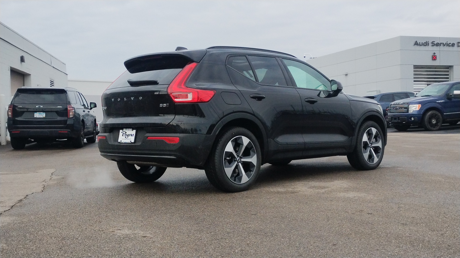 2025 Volvo XC40 B5 Plus Dark Theme 3