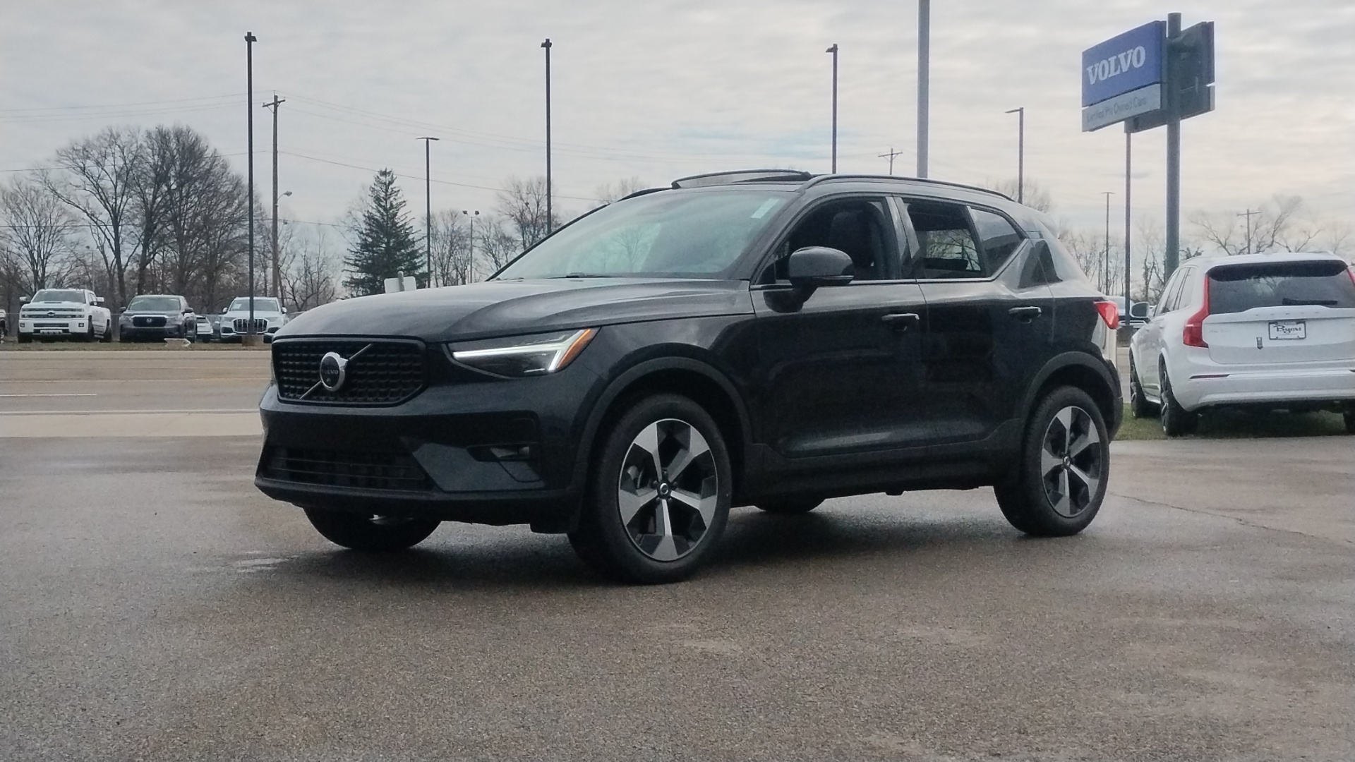 2025 Volvo XC40 B5 Plus Dark Theme 5