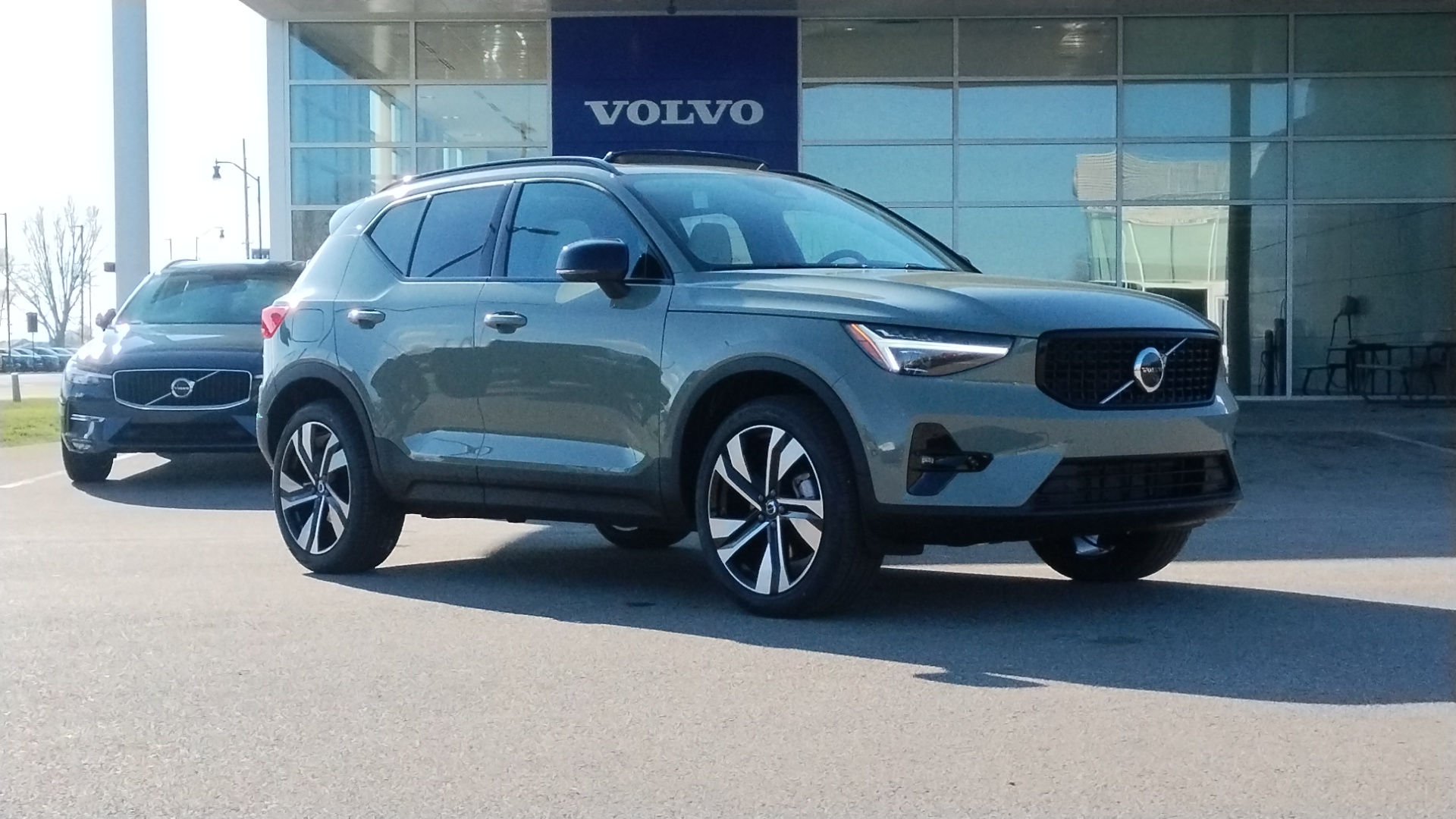 2025 Volvo XC40 B5 Plus Dark Theme 1