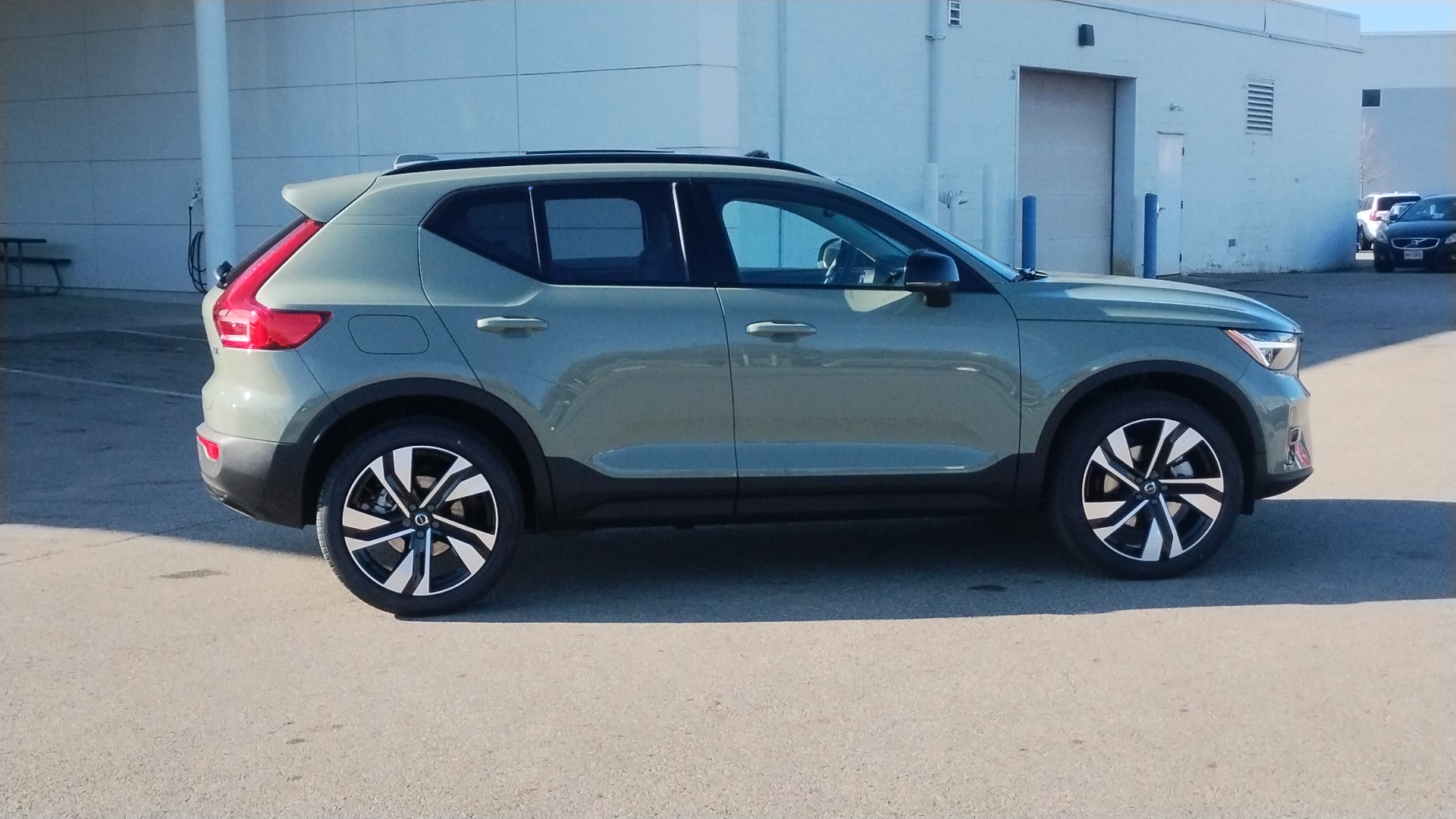 2025 Volvo XC40 B5 Plus Dark Theme 2