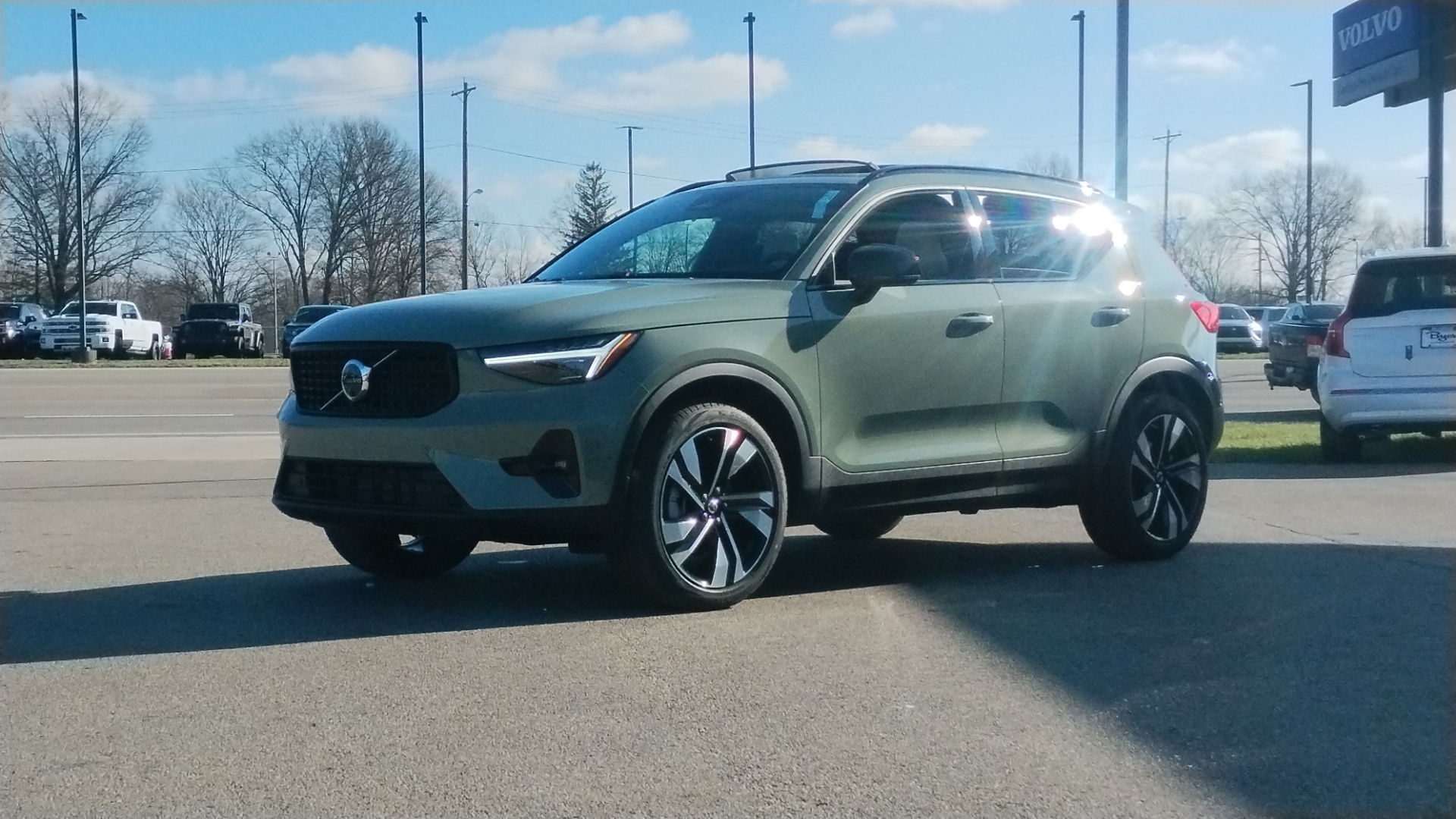 2025 Volvo XC40 B5 Plus Dark Theme 5