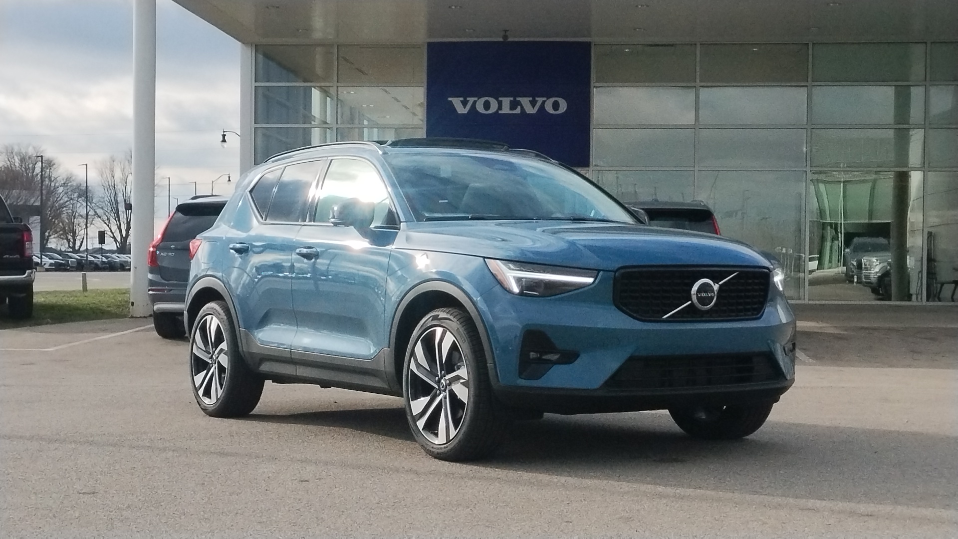 2025 Volvo XC40 B5 Plus Dark Theme 1