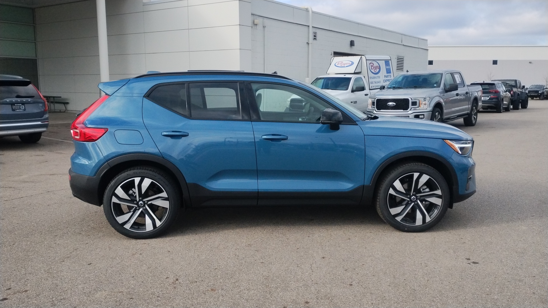 2025 Volvo XC40 B5 Plus Dark Theme 2