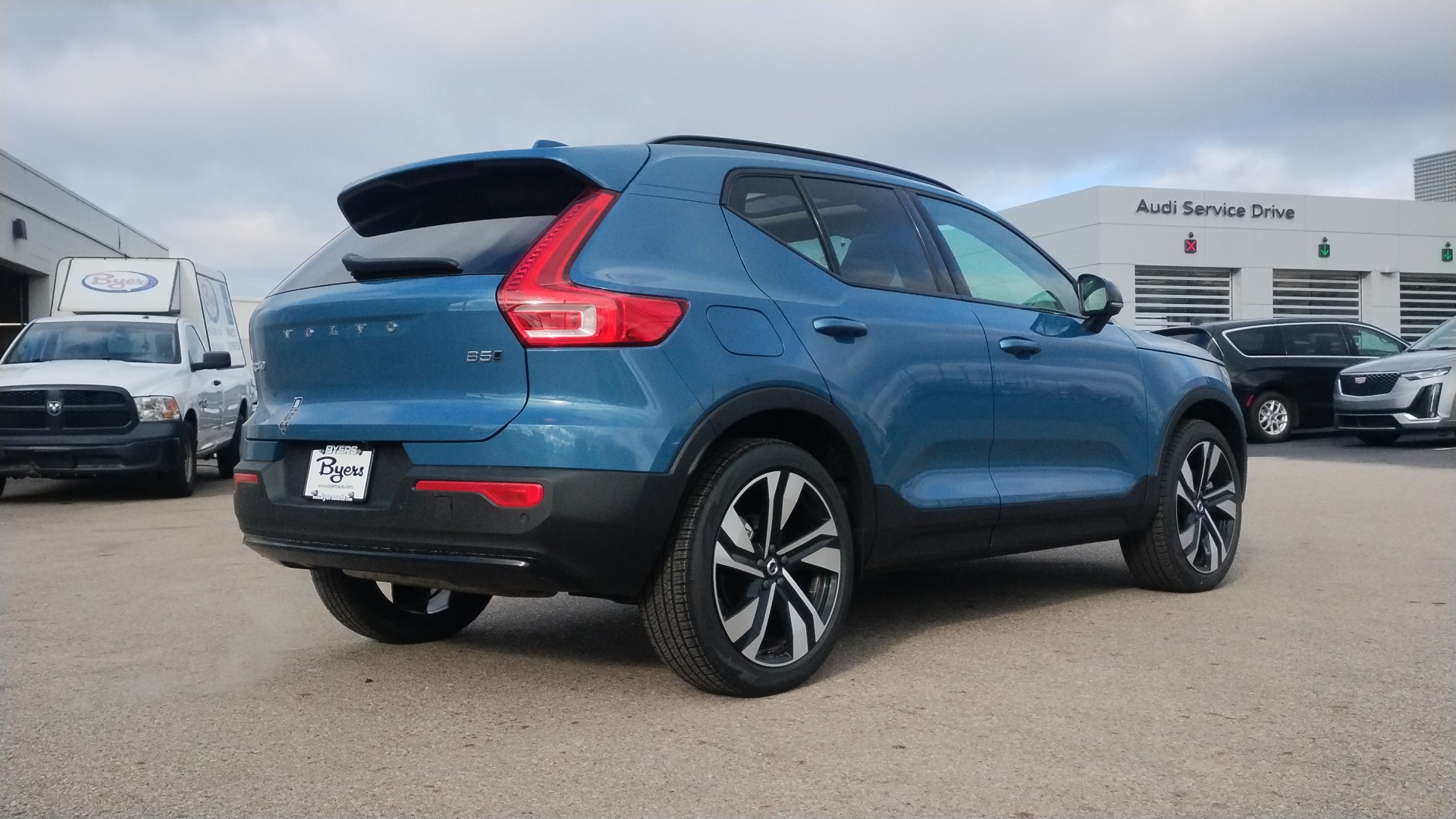 2025 Volvo XC40 B5 Plus Dark Theme 3