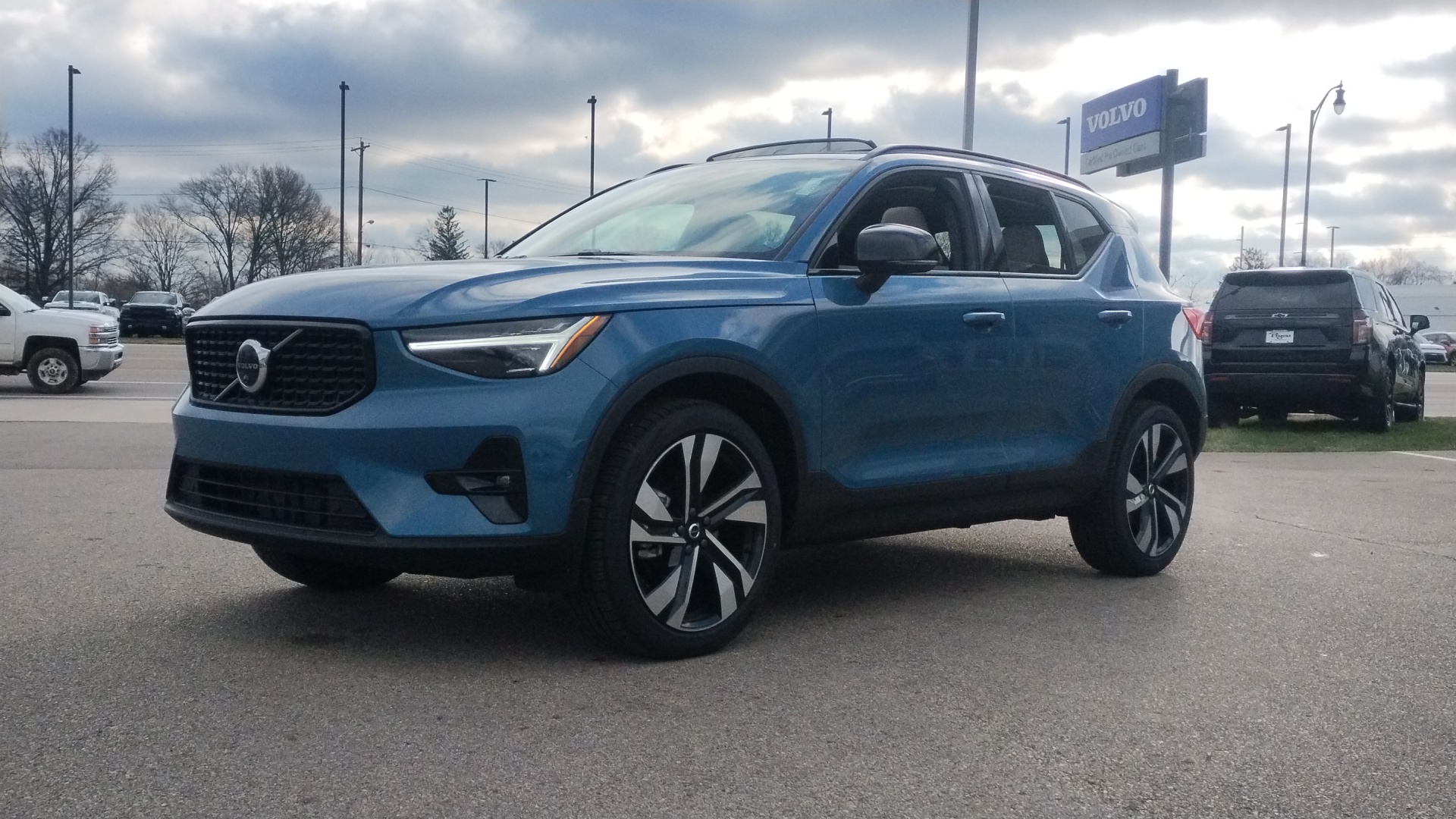 2025 Volvo XC40 B5 Plus Dark Theme 5