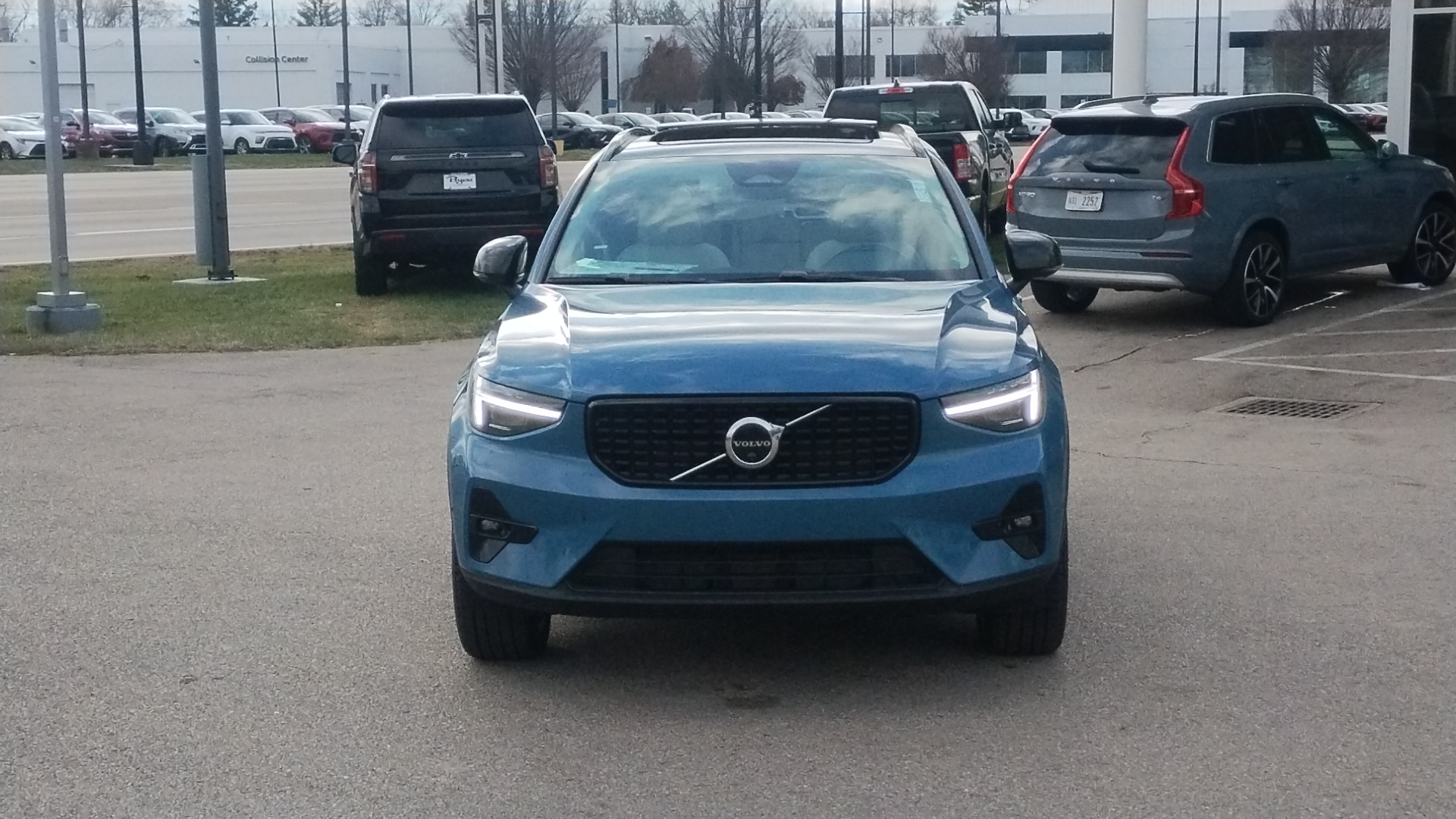 2025 Volvo XC40 B5 Plus Dark Theme 32