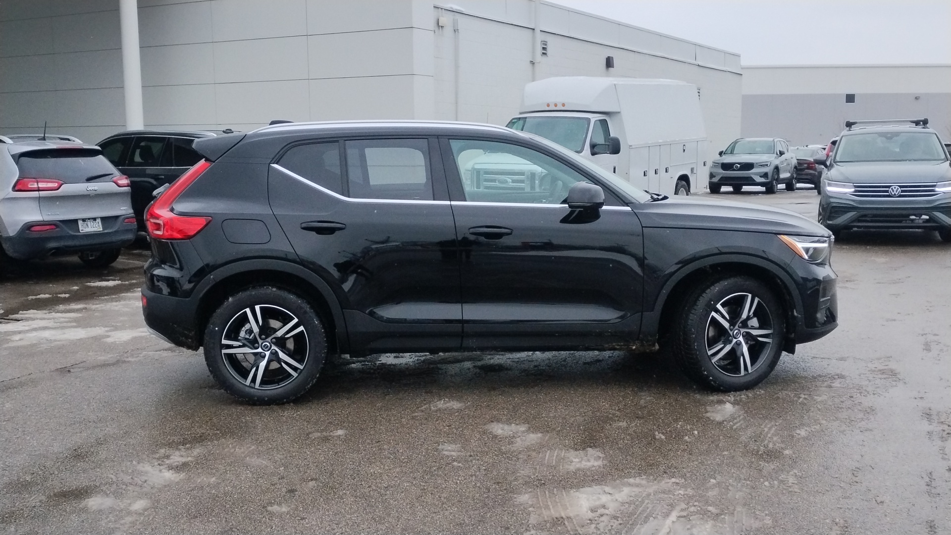 2025 Volvo XC40 B5 Core 2