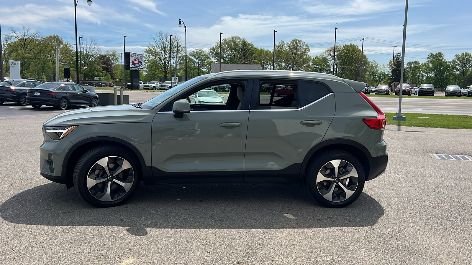 2023 Volvo XC40 B5 Plus Bright Theme 5