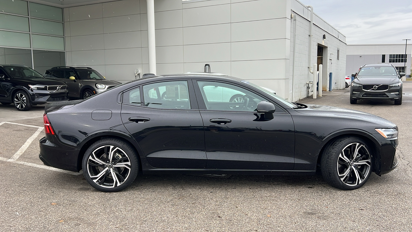 2024 Volvo S60 B5 Plus Dark Theme 2