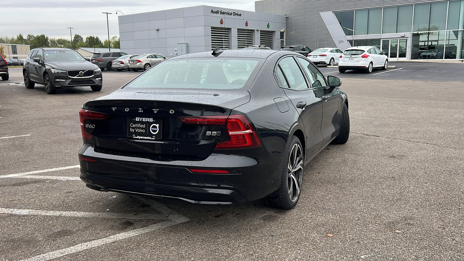 2024 Volvo S60 B5 Plus Dark Theme 3