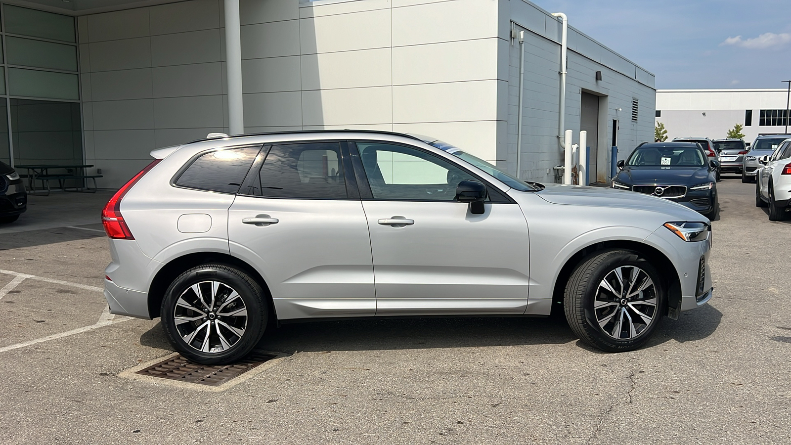 2024 Volvo XC60 B5 Plus Dark Theme 2