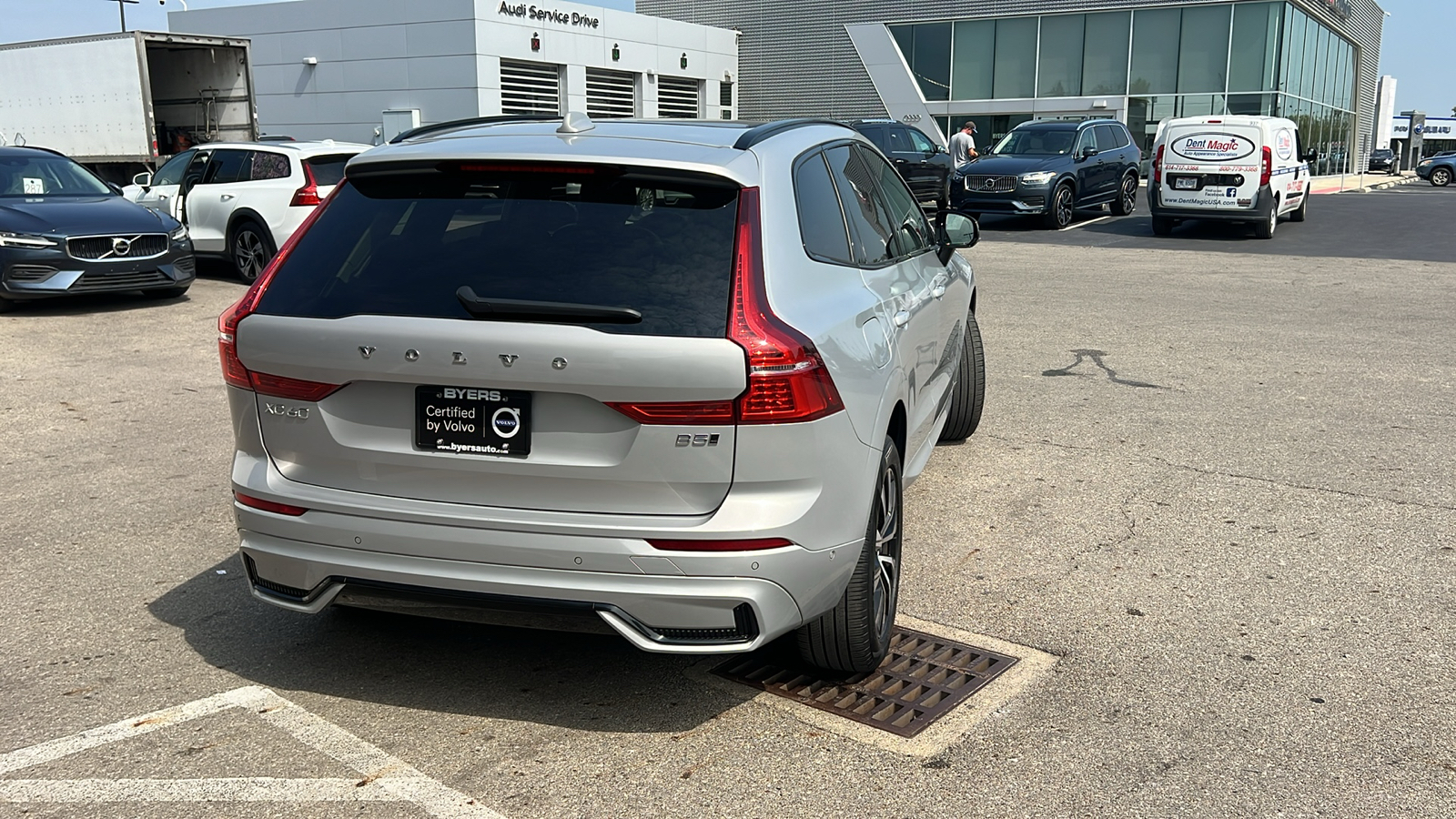 2024 Volvo XC60 B5 Plus Dark Theme 3