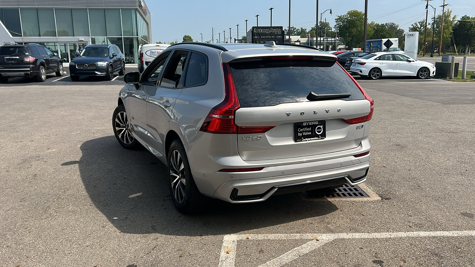 2024 Volvo XC60 B5 Plus Dark Theme 4