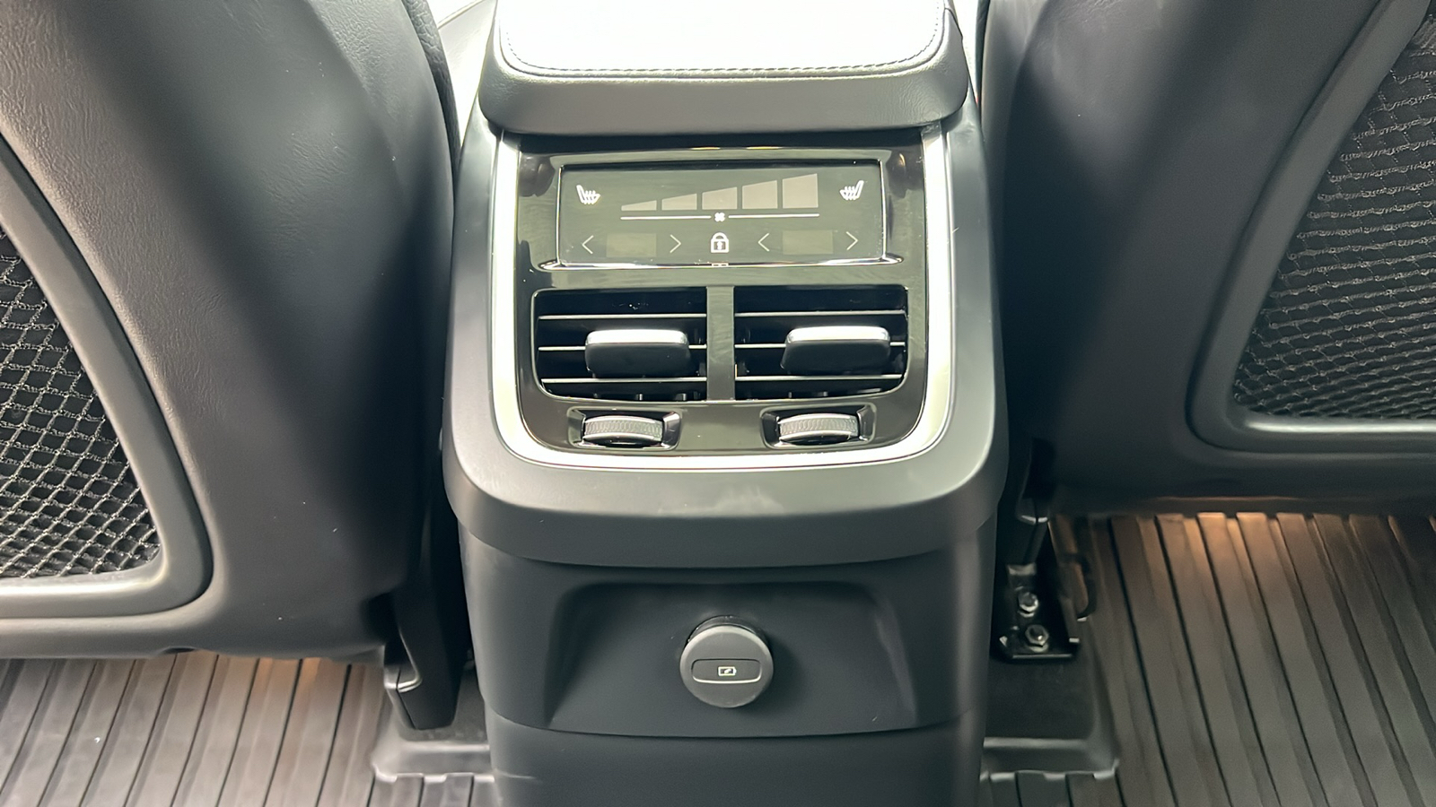 2024 Volvo XC90 Recharge Plug-In Hybrid T8 Plus Bright Theme 7 Passenger 8