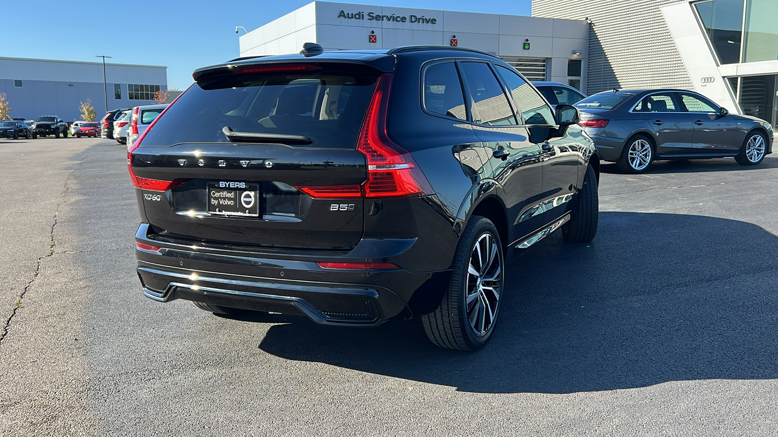 2023 Volvo XC60 B5 Plus Dark Theme 3