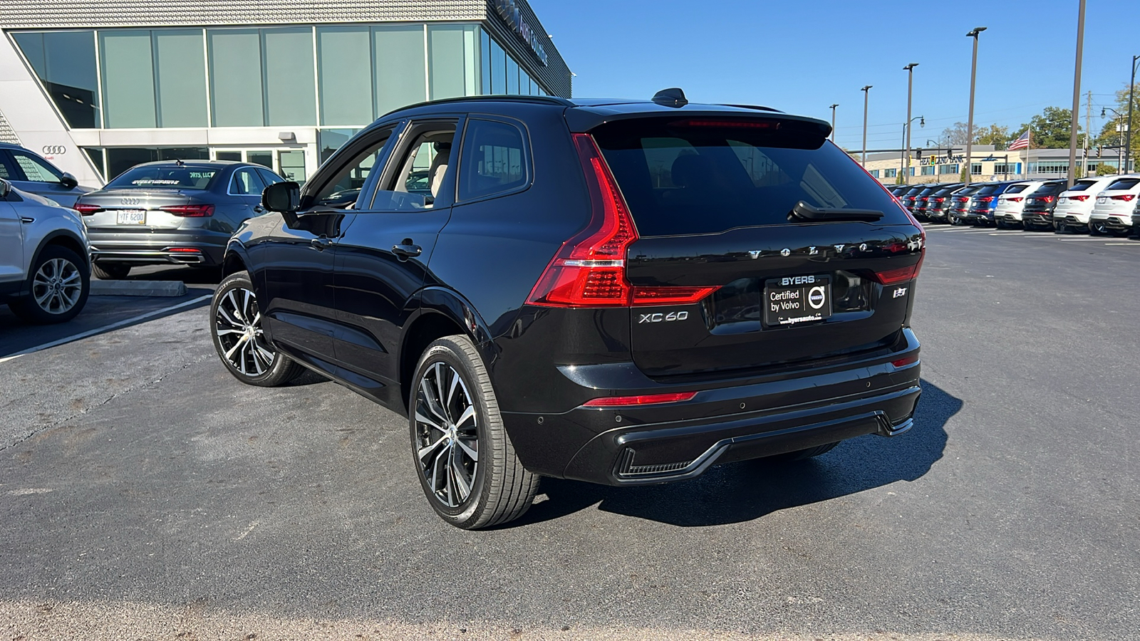 2023 Volvo XC60 B5 Plus Dark Theme 4