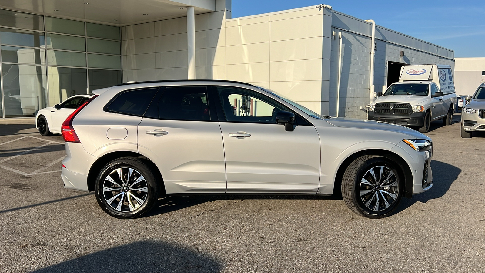 2024 Volvo XC60 B5 Plus Dark Theme 2