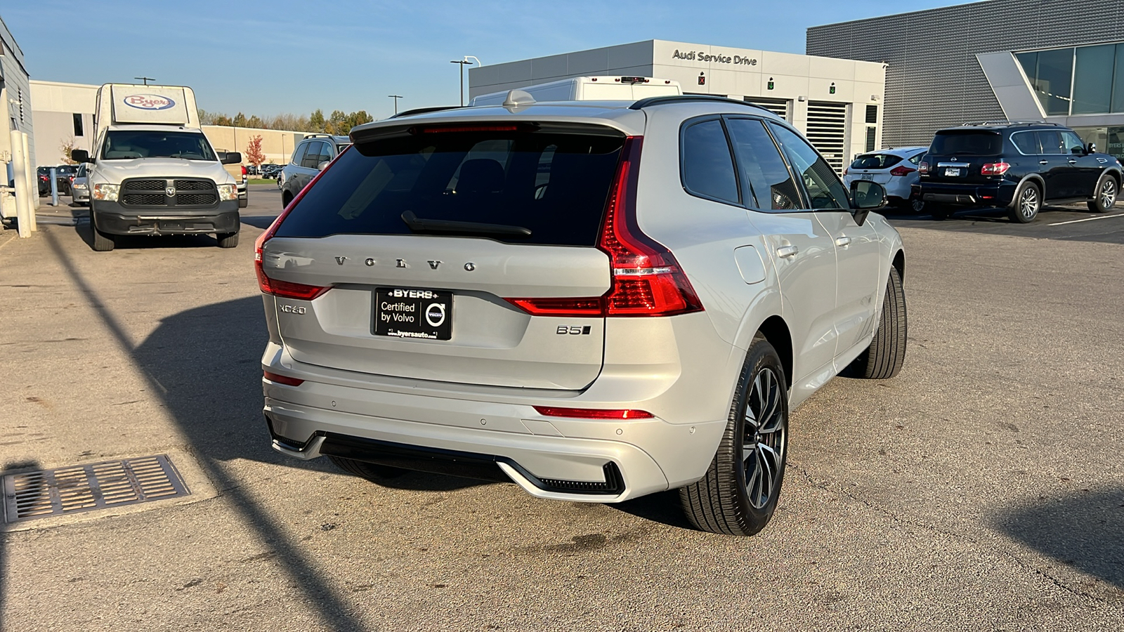 2024 Volvo XC60 B5 Plus Dark Theme 3