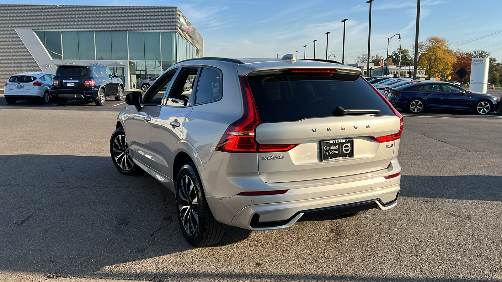 2024 Volvo XC60 B5 Plus Dark Theme 4