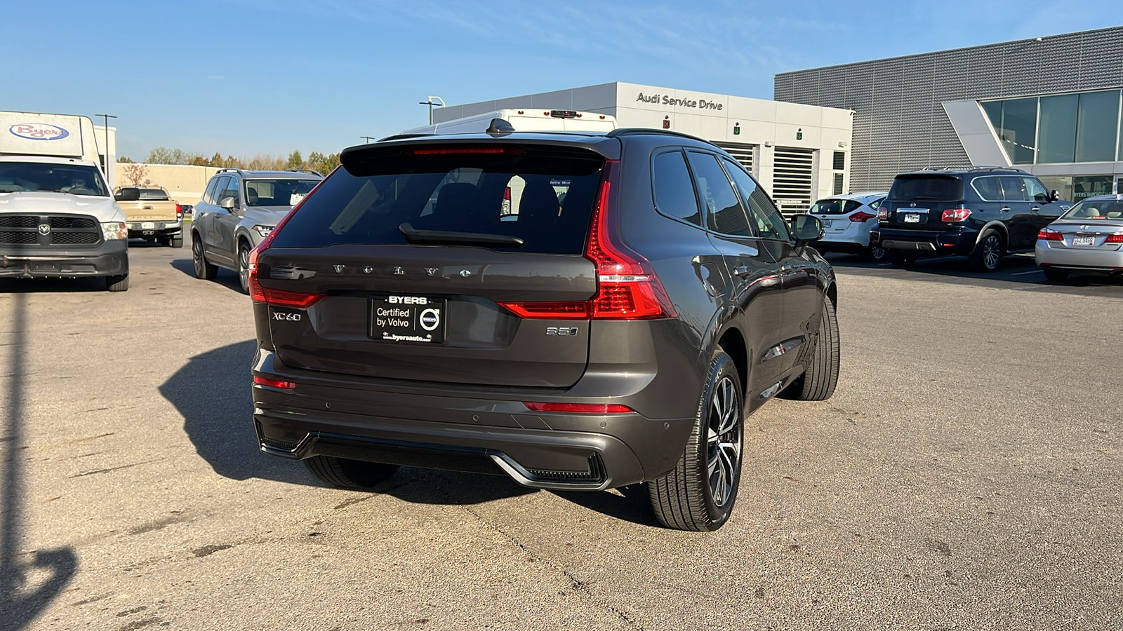 2024 Volvo XC60 B5 Plus Dark Theme 3