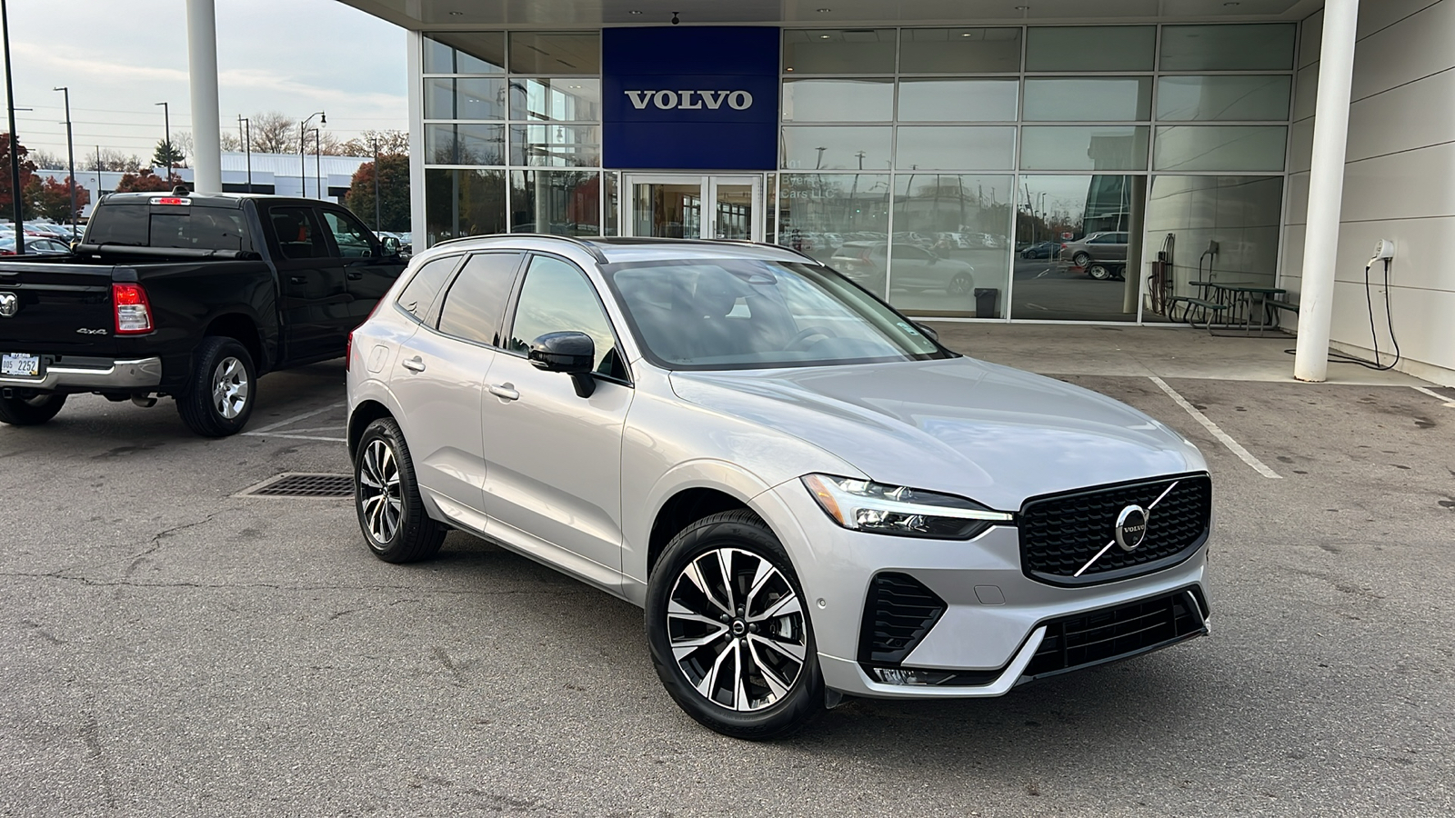 2024 Volvo XC60 B5 Plus Dark Theme 1