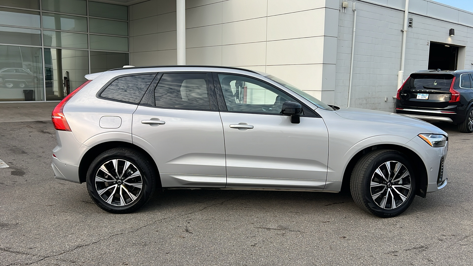 2024 Volvo XC60 B5 Plus Dark Theme 2