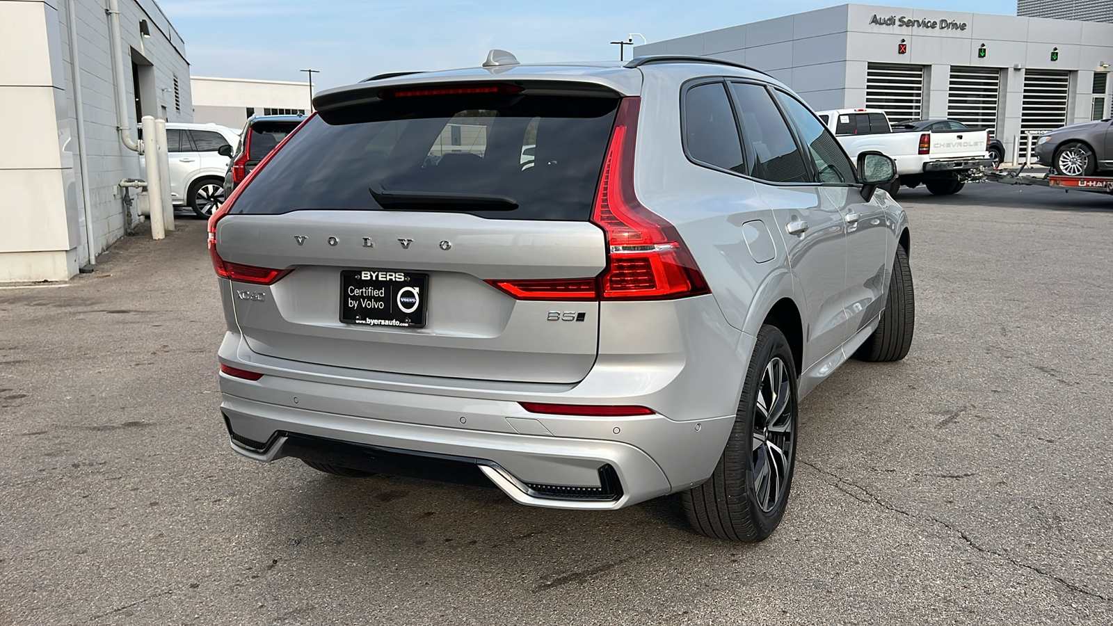 2024 Volvo XC60 B5 Plus Dark Theme 3