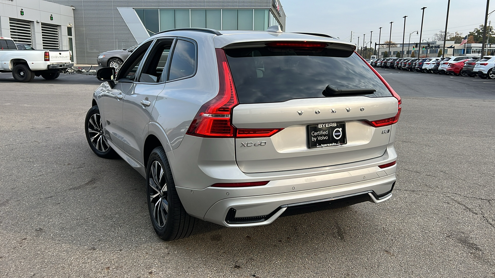 2024 Volvo XC60 B5 Plus Dark Theme 4