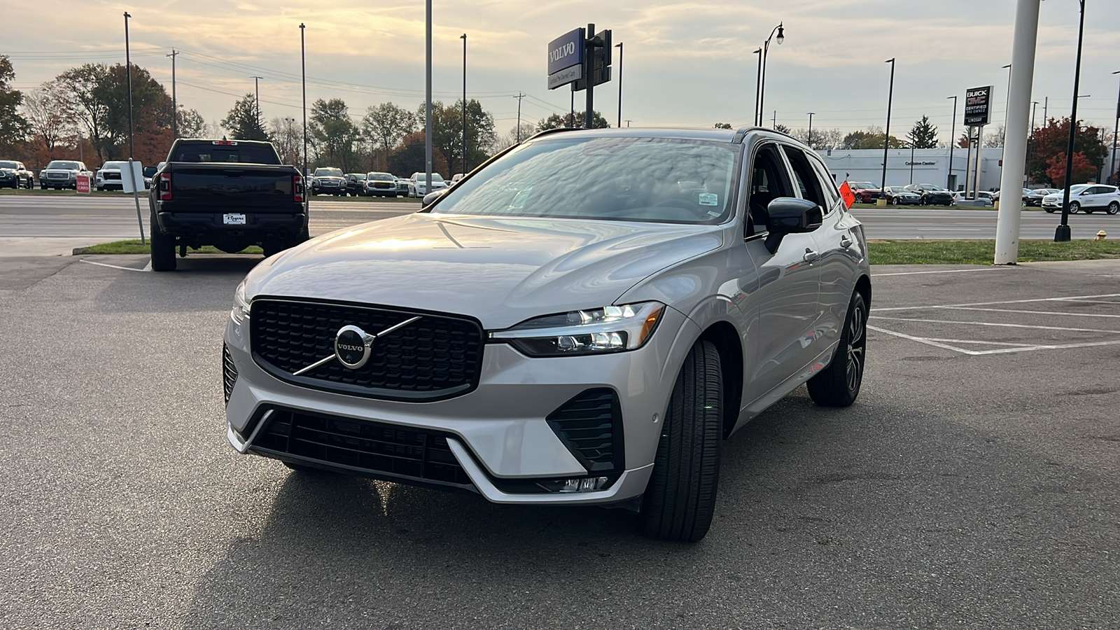 2024 Volvo XC60 B5 Plus Dark Theme 6