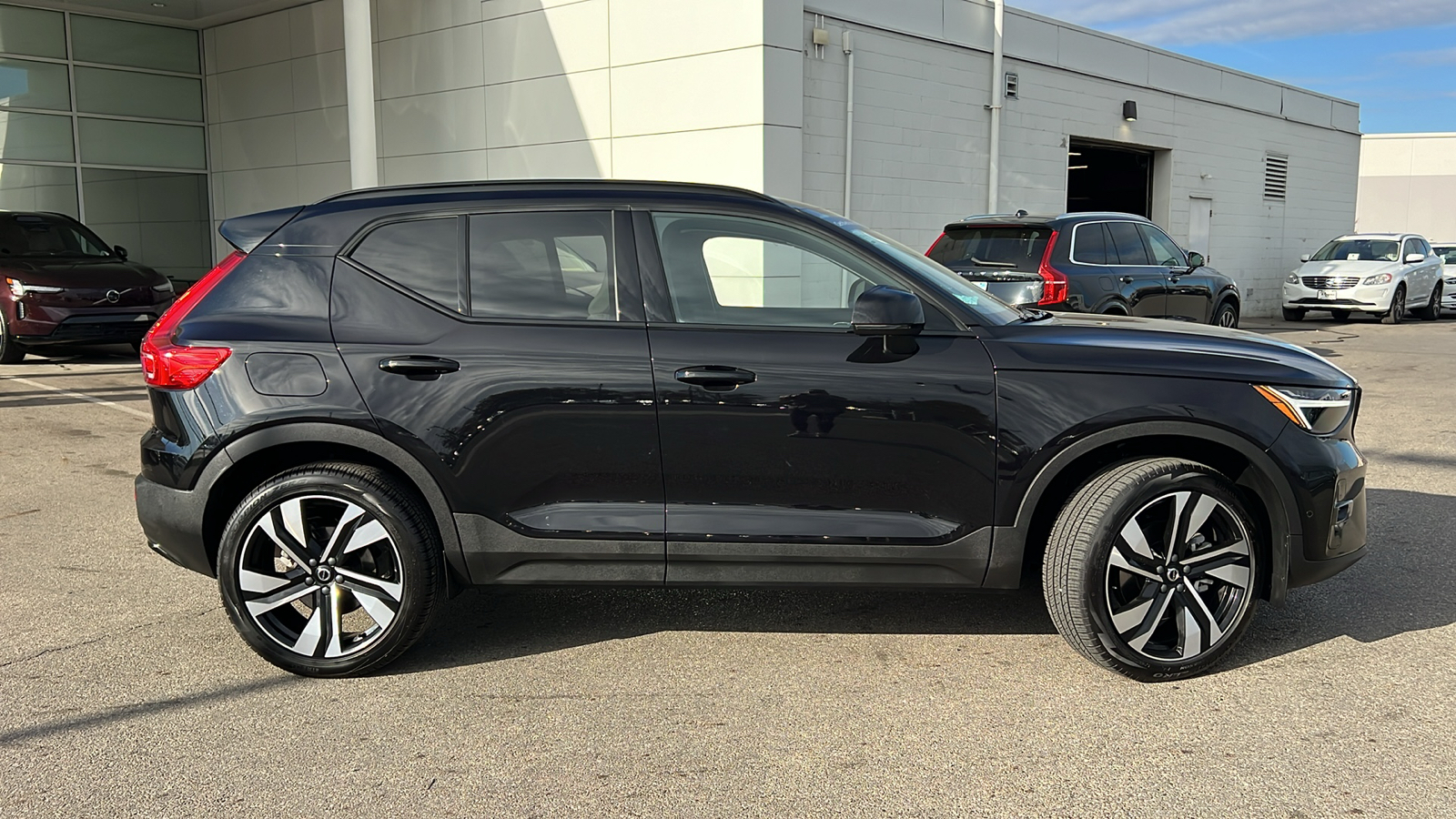 2024 Volvo XC40 B5 Plus Dark Theme 2