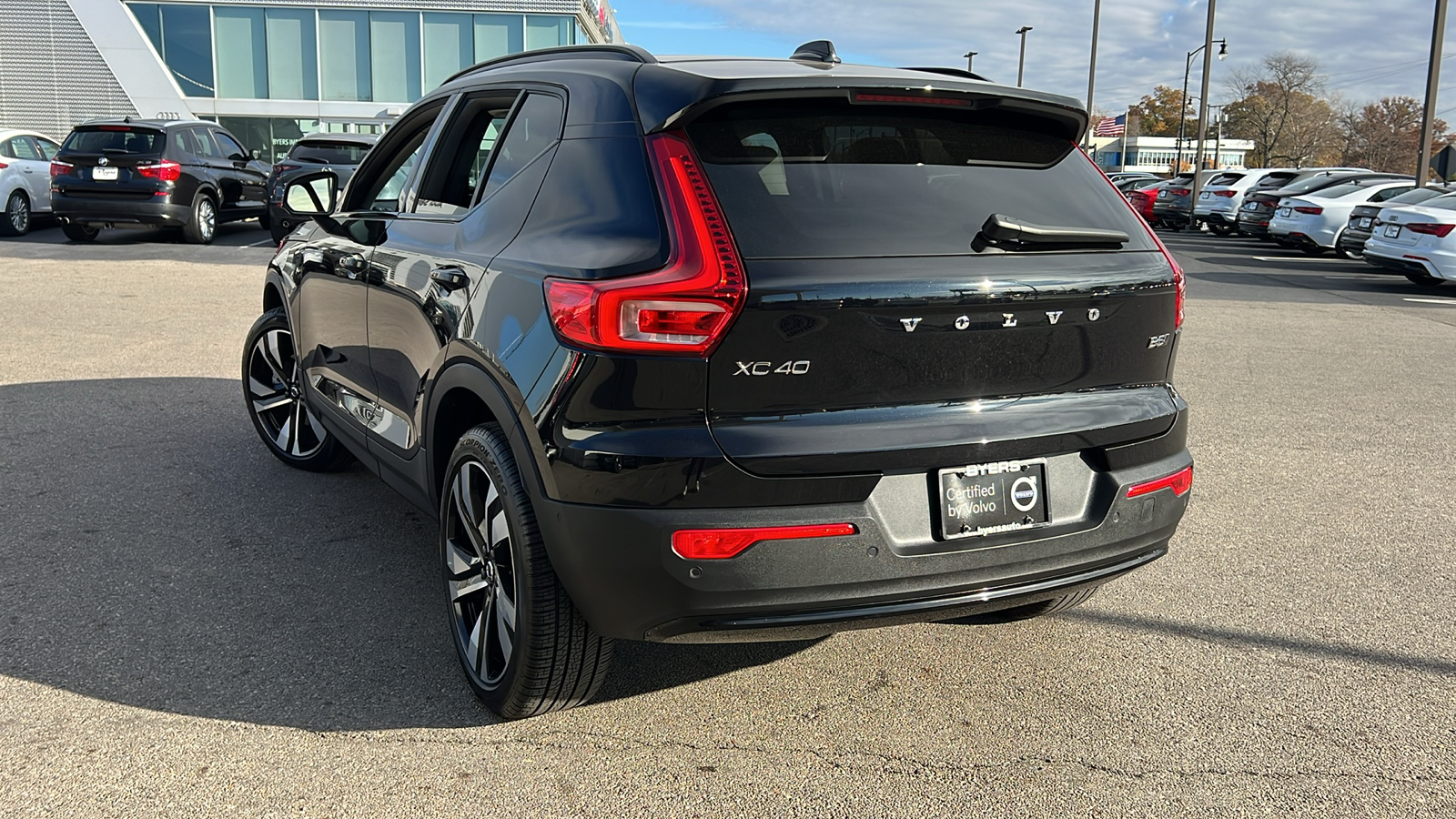 2024 Volvo XC40 B5 Plus Dark Theme 4